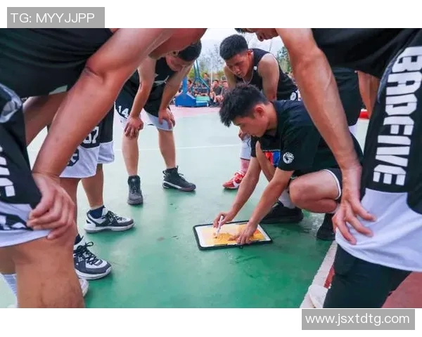 篮球联赛激战正酣 新兴球队崛起老牌强队挑战不断